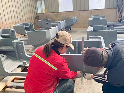 Ipari kihívások legyőzése! A Zunhua Shengjian Fanrong Machinery sikeresen megoldja a kotrógépek ellensúlyos görbületi illeszkedésével és a rögzítési felület pontosságával kapcsolatos problémákat